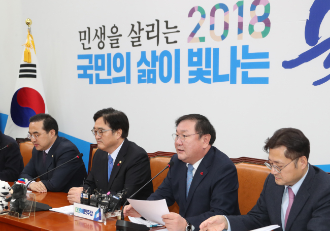 더불어민주당은 9일 국회에서 열린 원내대책회의에서 최저임금 인상의 불가피성을 강조하며 향후 대책 마련에 노력하겠다는 입장을 밝혔다. 사진 왼쪽부터 박홍근 원내수석부대표, 우원식 원내대표, 김태년 정책위의장, 홍익표 정책위 수석부의장[사진=연합뉴스]
더불어민주당은 9일 국회에서 열린 원내대책회의에서 최저임금 인상의 불가피성을 강조하며 향후 대책 마련에 노력하겠다는 입장을 밝혔다. 사진 왼쪽부터 박홍근 원내수석부대표, 우원식 원내대표, 김태년 정책위의장, 홍익표 정책위 수석부의장[사진=연합뉴스]