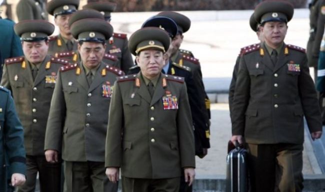 North Korean Colonel Ri Son-kwon (far L) and other North Korean officers walk south of the truce village of Panmunjom in Paju, north of Seoul. (Yonhap)