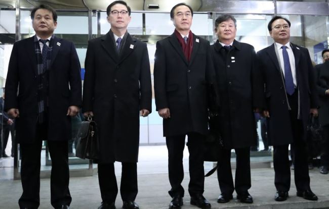 Unification Minister Cho Myoung-gyon (C) (Yonhap)