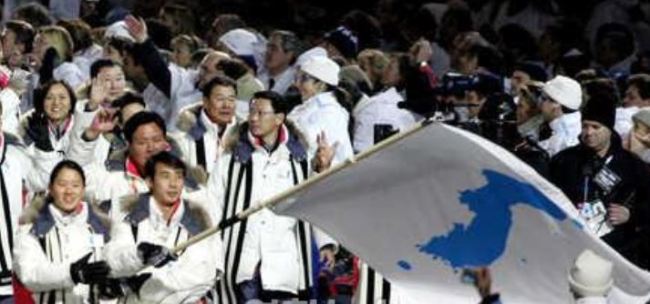 Lee Bo-ra (L) and Han Jong-in carry the flag at the opening ceremony of the 2006 Turin Winter Olympics held on Feb. 10, 2006. (Yonhap)