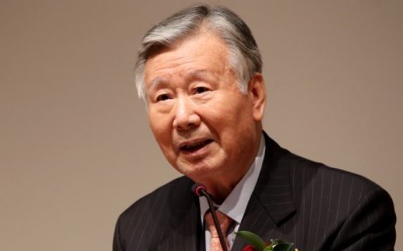 This file photo shows Booyoung Group Chairman Lee Joong-keun on Dec. 27, 2017. (Yonhap)