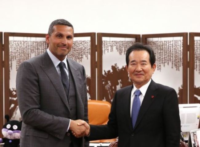 Khaldoon Khalifa al-Mubarak of Abu Dhabi shakes hands with South Korean National Assembly Speaker Chung Se-kyun on Jan. 8, 2018. (Yonhap)