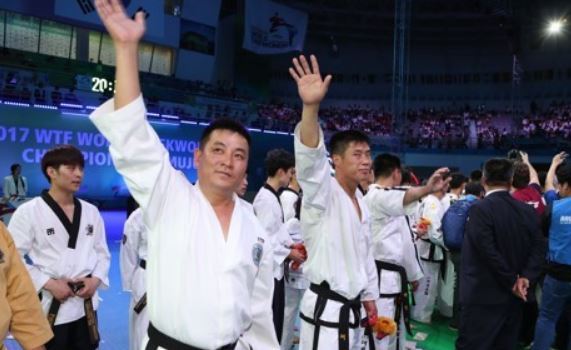 A team of North Korean taekwondo athletes wave hands to audiences at the closing ceremony of the World Taekwondo Championships held in Muju, 240 kilometers south of Seoul, in this file photo taken on June 30, 2017. (Yonhap)