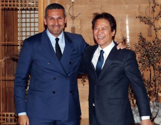 Khaldoon Khalifa al-Mubarak of Abu Dhabi, left, chief of Abu Dhabi’s Organization & Administration Department, smiles for the camera with Presidential Chief of Staff Im Jong-seok after their meeting in Seoul Tuesday. (Yonhap)
