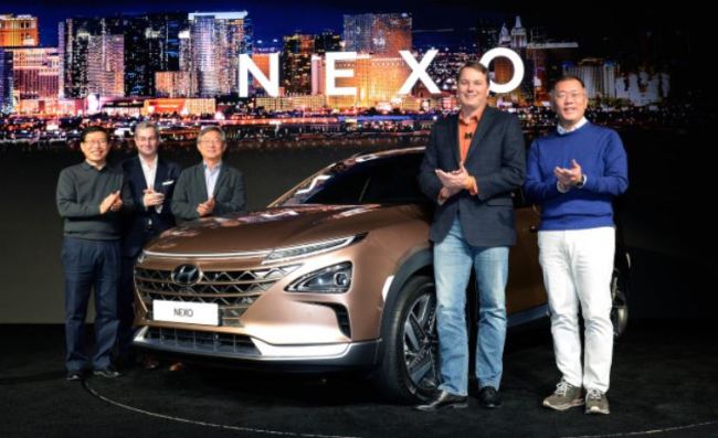 Hyundai Motor Vice Chairman Chung Eui-sun (front right) and Aurora CEO Chris Urmson shake hands after unveiling Nexo FCEV at Consumer Electronics Show 2018. (Hyundai Motor)
