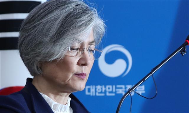 <YONHAP PHOTO-3802> 한일 위안부 합의 처리 방향 발표 (서울=연합뉴스) 김주성 기자 = 강경화 외교부 장관이 9일 오후 서울 종로구 외교부 청사에서 한일 위안부 합의 처리 방향에 대한 정부 입장을 발표하려고 연단에 서고 있다. 2018.1.9 utzza@yna.co.kr/2018-01-09 14:20:19/ <저작권자 ⓒ 1980-2018 ㈜연합뉴스. 무단 전재 재배포 금지.>