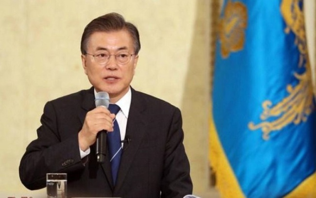 The file photo, taken Aug. 17, 2017, shows President Moon Jae-in (center) speaking in a press conference at his office Cheong Wa Dae in Seoul that marked his first 100 days in office. (Yonhap)