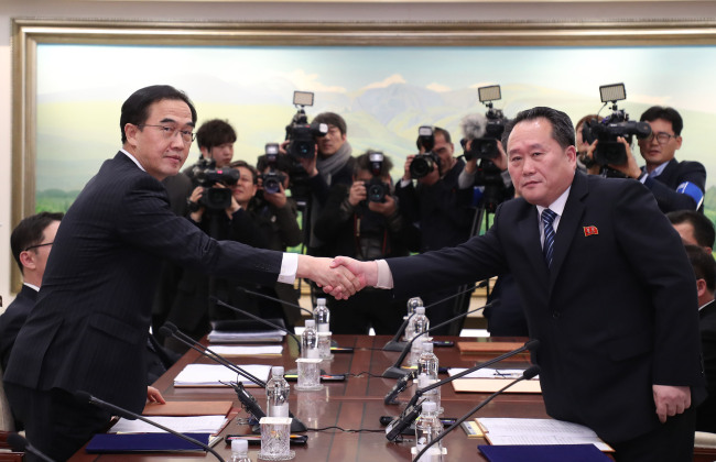 <YONHAP PHOTO-5566> 공동보도문 교환 마친 남북 (판문점=연합뉴스) 조명균 통일부 장관(왼쪽)과 리선권 조국평화통일위원회 위원장이 9일 판문점 남측 평화의 집에서 열린 남북 고위급회담 종료회의에서 공동보도문을 교환한 뒤 악수하고 있다. 2018.1.9 [사진공동취재단=연합뉴스] photo@yna.co.kr/2018-01-09 21:06:33/ <저작권자 ⓒ 1980-2018 ㈜연합뉴스. 무단 전재 재배포 금지.>
<YONHAP PHOTO-5566> 공동보도문 교환 마친 남북 (판문점=연합뉴스) 조명균 통일부 장관(왼쪽)과 리선권 조국평화통일위원회 위원장이 9일 판문점 남측 평화의 집에서 열린 남북 고위급회담 종료회의에서 공동보도문을 교환한 뒤 악수하고 있다. 2018.1.9 [사진공동취재단=연합뉴스] photo@yna.co.kr/2018-01-09 21:06:33/ <저작권자 ⓒ 1980-2018 ㈜연합뉴스. 무단 전재 재배포 금지.>