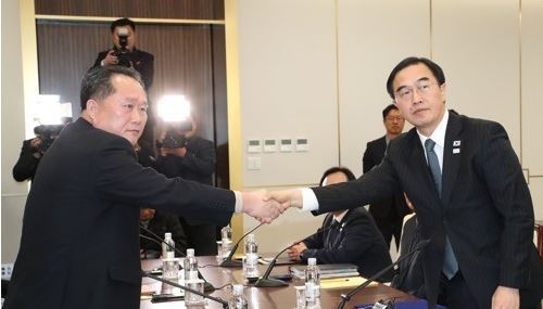 South Korea's Unification Minister Cho Myoung-gyon (L) shaking hands with his North Korean counterpart Ri Son-gwon at their Panmunjom talks on Jan. 9, 2018, in this photo taken by the Joint Press Corps. (Yonhap)