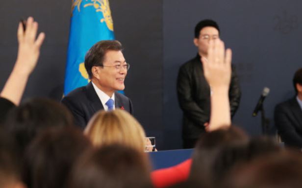 President Moon Jae-in holds a Q&A session for reporters at his New Year's address at Cheong Wa Dae Wednesday, Jan. 9, 2018. (Yonhap)