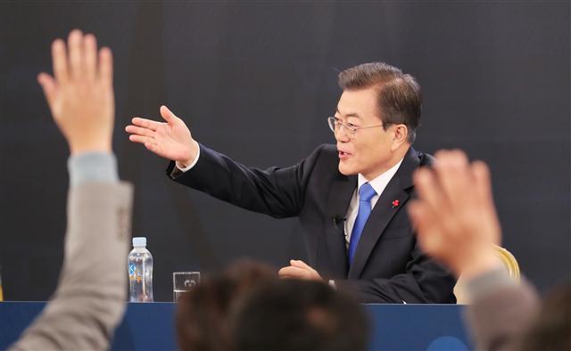 ‘백악관 스타일’로 진행된 문재인 대통령의 첫 신년기자회견장은 내외신 기자들로 새벽부터 문전성시를 이루었다. 이날 10일 오전 청와대 영빈관에서 열린 신년 기자회견에서 질문하기 위해 손을 든 기자를 문대통령이 지명하고 있다.   [연합뉴스]