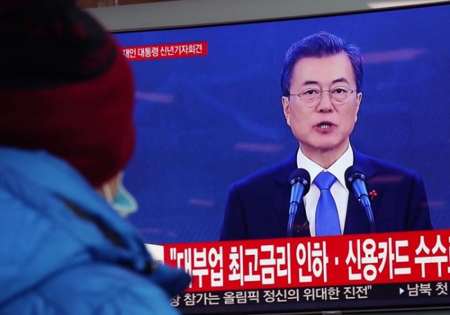 President Moon Jae-in holds his New Year`s address at Cheong Wa Dae on Jan. 10, 2018. (Yonhap)