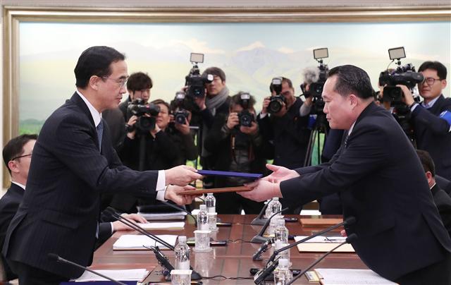 조명균 통일부 장관(왼쪽)과 리선권 조국평화통일위원회 위원장이 9일 판문점 남측 평화의 집에서 열린 남북 고위급회담 종료회의에서 공동보도문을 교환하고 있다.  [연합뉴스]