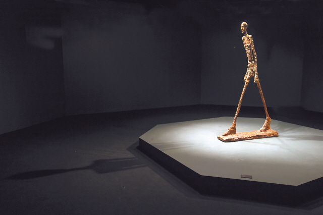 알베르토 자코메티, 걸어가는 사람, 1960, 석고, 188.5×29.1×111.2cm, photo Marco Illuminati ⓒ Alberto Giacometti Estate/ SACK, Seoul, 2017