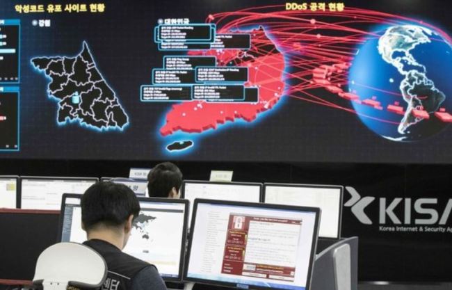 Staff members at the Korea Internet and Security Agency in Seoul monitor the spread of ransomware cyberattacks earlier this year.  (Yonhap)