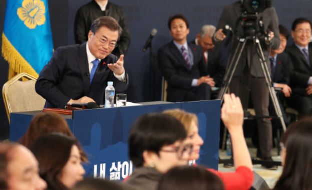 President Moon Jae-in delivers New Year`s address speech at Cheong Wa Dae, Wednesday, Jan. 10, 2018. (Yonhap)
