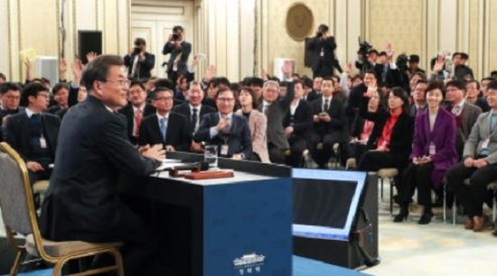 President Moon Jae-in delivers New Year`s address speech at Cheong Wa Dae, Wednesday, Jan. 10, 2018. (Yonhap)
