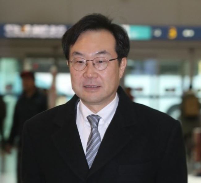 Lee Do-hoon, South Korea's special representative for peace and security affairs on the Korean Peninsula, arrives at Incheon airport, west of Seoul, on Nov. 28, 2017, before leaving for Washington for talks with Joseph Yun, Washington's top nuclear envoy, and other senior officials on North Korean issues. (Yonhap)