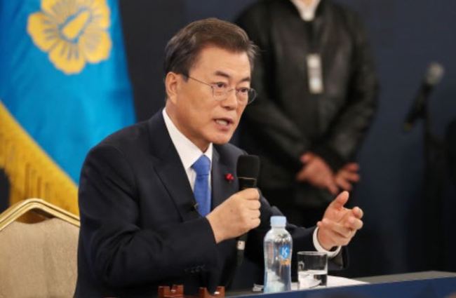 President Moon Jae-in delivers his New Year's speech at Cheong Wa Dae, Wednesday, Jan. 10, 2018. (Yonhap)