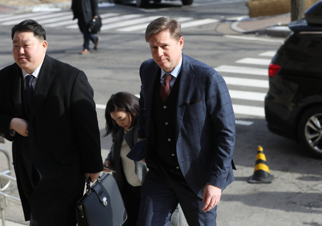 FACEBOOK IN KOREA -- Kevin Martine, Facebook‘s vice president for mobile and global access policy, enters the government complex in Gwacheon, Gyeonggi Province, to meet Korea Communications Commission Chairman Lee Hyo-seong and discuss local network providers’ claims that foreign internet giants fail to pay enough for the networks they use here. (Yonhap)