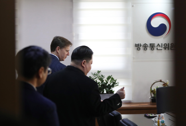 FACEBOOK IN KOREA -- Kevin Martine, Facebook‘s vice president for mobile and global access policy, enters the government complex in Gwacheon, Gyeonggi Province, to meet Korea Communications Commission Chairman Lee Hyo-seong and discuss local network providers’ claims that foreign internet giants fail to pay enough for the networks they use here. (Yonhap)