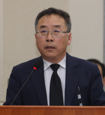 [사진설명=류건덕 제천 화재 유가족대책위원장이 10일 오후 국회에서 열린 행정자치위원회 전체회의에서 유가족 호소문을 발표하고 있다. 사진제공=연합뉴스]