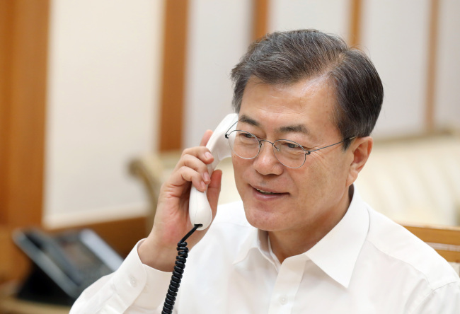 President Moon Jae-in speaks to US President Donald Trump on Wednesday. Yonhap