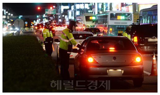 단거리 음주운전자에 대해서 법원이 강도높은 벌금 철퇴를 내렸다. 음주운전 단속 자료사진. [헤럴드경제DB]