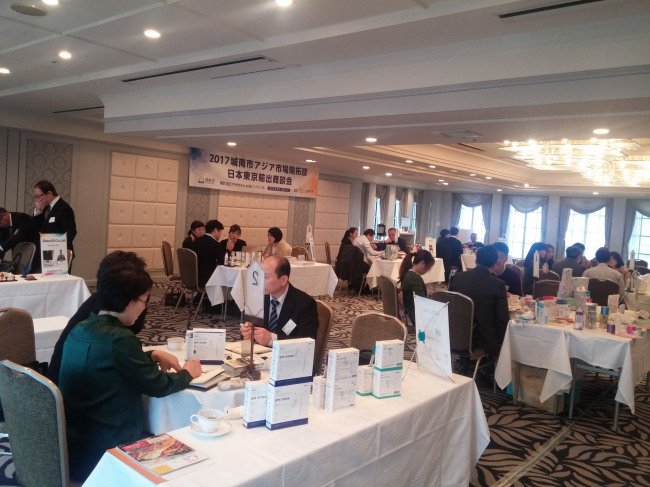 지난해 3월 일본 시장개척단 현지 바이어와 수출 상담 중인 성남기업.[사진=성남시]
지난해 3월 일본 시장개척단 현지 바이어와 수출 상담 중인 성남기업.[사진=성남시]
