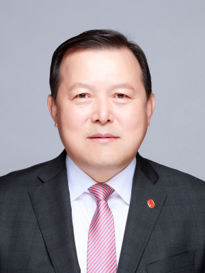 롯데가 지난해 지주사 출범에 이어 올해 인사를 통해 조직 안정화의 기틀을 다졌다. 황각규 부회장을 승진, 전진배치시킴으로써 ‘신동빈의 뉴롯데’에 힘이 붙을 것이라는 분석이다. 사진은 지난해 롯데지주 출범식에서 신동빈 롯데 회장이 깃발을 들어보이고 있는 모습.