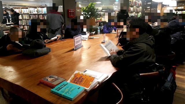 서울 종로구 교보문고 광화문점의 한 테이블. 책 내용을 베껴쓴 공책이 눈에 띈다.