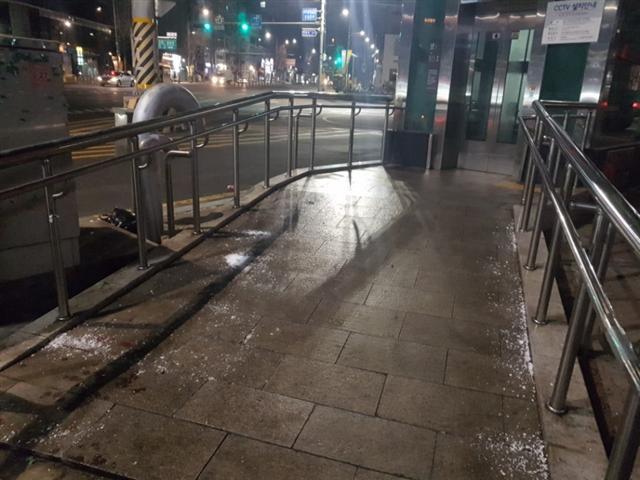 지하철 2호선 이대역 엘리베이터 앞 보행로가 빙판길로 변한 모습.