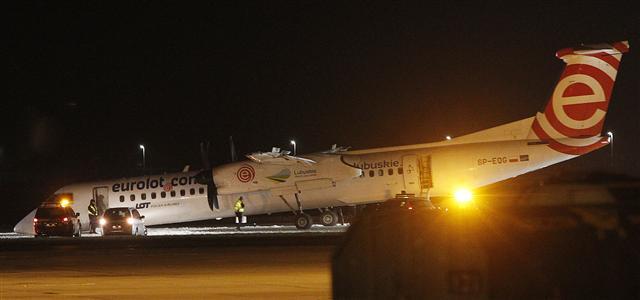 <YONHAP PHOTO-1305> A Polish LOT airline passenger plane rests with its nose down on the runway after making an emergency landing with 59 passengers and four crew aboard, at the international Chopin Airport in Warsaw, Poland, Wednesday, Jan. 10, 2018. Authorities think the front wheel malfunctioned during landing, but nobody was injured in the incident.(AP Photo/Czarek Sokolowski)/2018-01-11 06:57:02/ <저작권자 ⓒ 1980-2018 ㈜연합뉴스. 무단 전재 재배포 금지.>