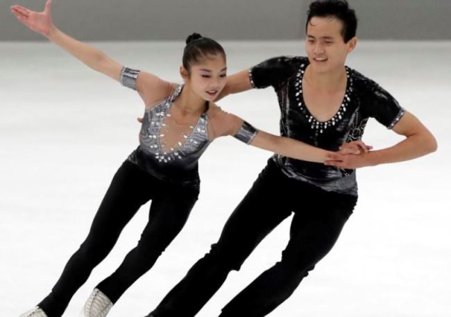 North Korean pairs figure skaters Ryom Tae-ok (L) and Kim Ju-sik perform their short program during the Nebelhorn Trophy in Oberstdorf, Germany on Sept. 28, 2017. (AP)