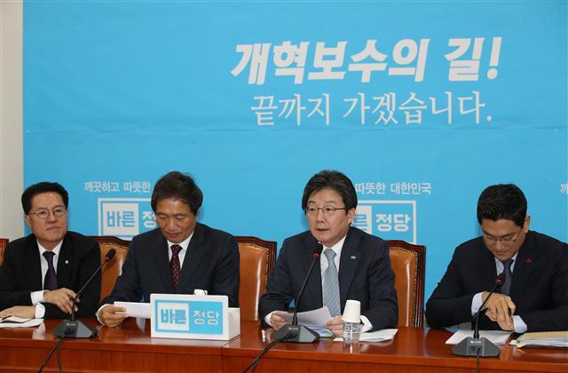 바른정당 유승민 대표가 11일 오전 국회에서 열린 최고위원ㆍ국회의원 연석회의에서 당 잔류를 선언한 이학재 의원의 발언을 듣고 밝은 표정을 짓고 있다  [연합뉴스]
