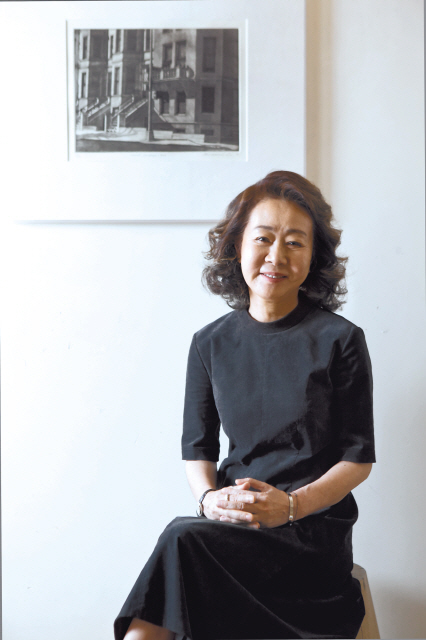 배우 윤여정이 오는 17일 개봉하는 영화 ‘그것만이 내세상’에서 전직 복서 조하(이병헌)와 피아노에 천재적 재능을 지닌 서번트증후군 동생 진태(박정민) 형제의 엄마 주인숙 역을 맡았다. 연기에 관한 한 엄격하기로 소문난 윤여정은 철저한 연습으로 평생 사용해보지 않은 경상도 사투리를 자연스럽게 연기해냈다.
