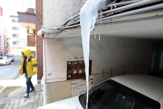 Icicles are seen near a residential area in northwestern Seoul on Thursday. (Yonhap)