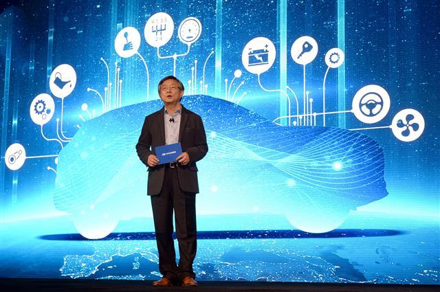 ‘CES2018’ 현대차 프레스컨퍼런스에서 현대기아차 연구개발총괄담당 양웅철 부회장이 수소전기차 넥쏘(NEXO)를 소개하고 있다.
