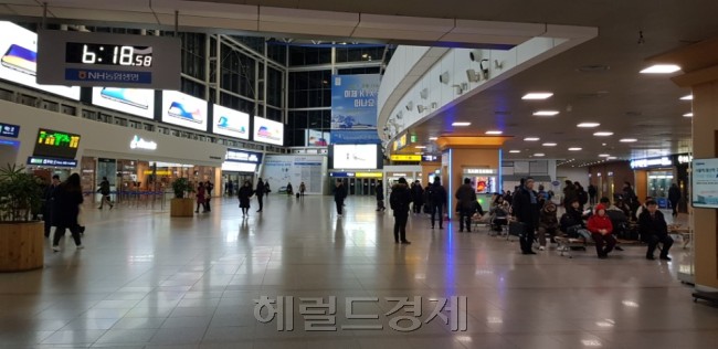 오전 6시께 서울역 대합실의 모습. [사진=김유진 기자/kacew@heraldcorp.com]