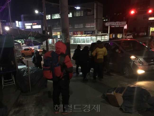 남구로 인력시장에서 일을 기다리고 있는 노동자들 모습.  김유진 기자/kacew@heraldcorp.com