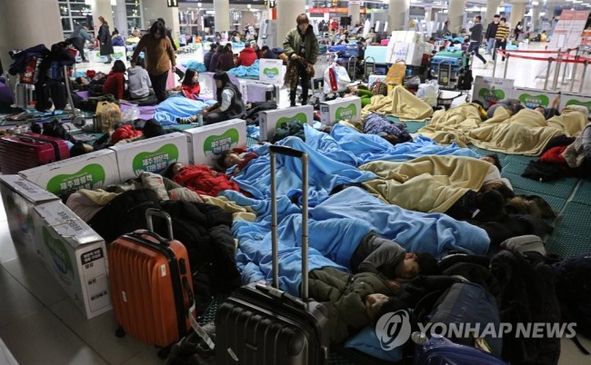 지쳐 쓰러진 제주공항 어린이 체류객 (사진=연합뉴스)