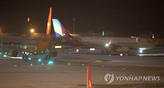 폭설로 활주로가 두 번이나 폐쇄됐던 제주국제공항의 항공기 운항이 오후 9시 30분을 넘어서도 계속돼 항공기들이 이륙하려고 활주로로 나가고 있다. (사진=연합뉴스)