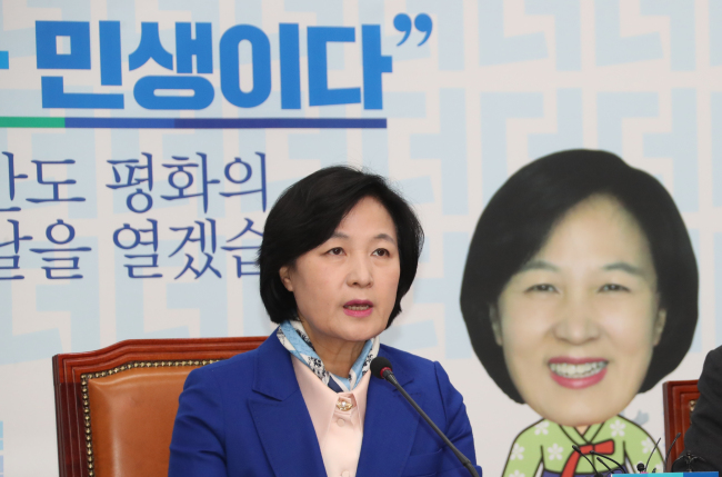 더불어민주당 추미애 대표가 12일 국회에서 열린 최고위원회의에서 "자영업자와 소상공인의 삶을 어렵게 하는 근본 원인은 최저임금이 아니라 높은 임대료와 같은 지대(地貸)추구적 경제에 있다"고 발언하고 있다.[사진=연합뉴스]
더불어민주당 추미애 대표가 12일 국회에서 열린 최고위원회의에서 "자영업자와 소상공인의 삶을 어렵게 하는 근본 원인은 최저임금이 아니라 높은 임대료와 같은 지대(地貸)추구적 경제에 있다"고 발언하고 있다.[사진=연합뉴스]