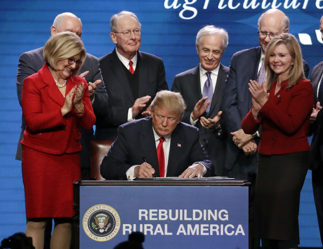 <YONHAP PHOTO-2303> President Donald Trump signs an executive order at the American Farm Bureau Federation annual convention Monday, Jan. 8, 2018, in Nashville, Tenn., as, from left, Rep. Diane Black, R-Tenn., Agriculture Secretary Sonny Perdue, Sen. Lamar Alexander, R-Tenn., Sen. Bob Corker, R-Tenn., Sen. Pat Roberts, R-Kan., and Rep. Marsha Blackburn, R-Tenn., watch. (AP Photo/Mark Humphrey)/2018-01-09 07:10:51/ <저작권자 ⓒ 1980-2018 ㈜연합뉴스. 무단 전재 재배포 금지.>
<YONHAP PHOTO-2303> President Donald Trump signs an executive order at the American Farm Bureau Federation annual convention Monday, Jan. 8, 2018, in Nashville, Tenn., as, from left, Rep. Diane Black, R-Tenn., Agriculture Secretary Sonny Perdue, Sen. Lamar Alexander, R-Tenn., Sen. Bob Corker, R-Tenn., Sen. Pat Roberts, R-Kan., and Rep. Marsha Blackburn, R-Tenn., watch. (AP Photo/Mark Humphrey)/2018-01-09 07:10:51/ <저작권자 ⓒ 1980-2018 ㈜연합뉴스. 무단 전재 재배포 금지.>