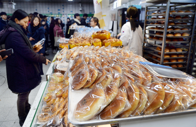 Various breads are on display at a bakery inside Sadang Station (Park Hyun-koo/The Korea Herald)