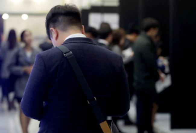 Speaking on youth unemployment and the difficulties small and medium-sized businesses face in hiring and retaining new employees, Gyeonggi Governor Nam Gyeong Pil unveiled a number of policy proposals that would seek to resolve both issues. (Yonhap)