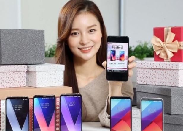 A model poses with LG Electronics Inc.'s smartphones in this file photo released by the company on Jan. 1, 2018. (Yonhap)