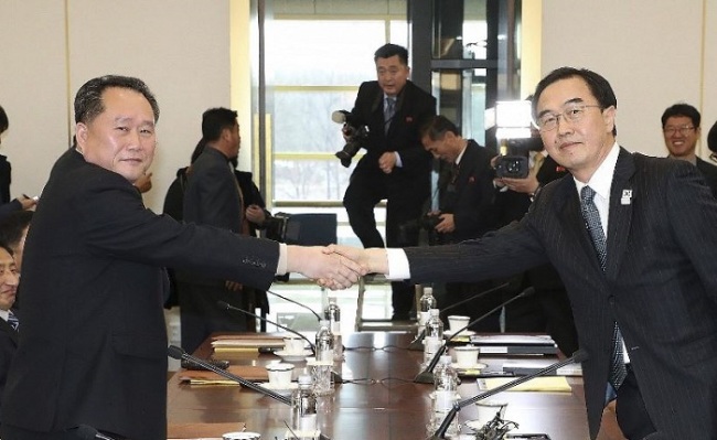 South Korean Unification Minister Cho Myoung-gyon, right, shakes hands with the head of North Korean delegation Ri Son Gwon before their meeting at the Panmunjom in the Demilitarized Zone in Paju, South Korea, Tuesday, January 9, 2018. (AP)