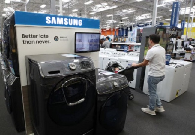 US consumers check out Samsung Electronics’ products at a Best Buy shop in Las Vegas on Sunday. Samsung topped the US home appliance market with a 19.3 percent share in the third quarter of 2017, for the sixth consecutive quarter. (Yonhap)