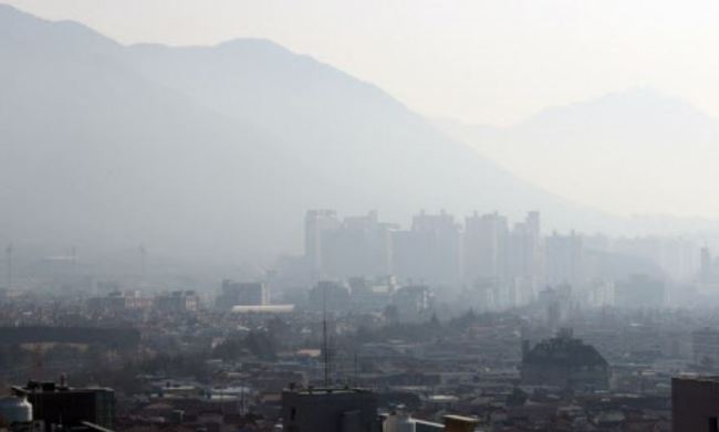 High levels of fine dust in Changwon. (Yonhap)